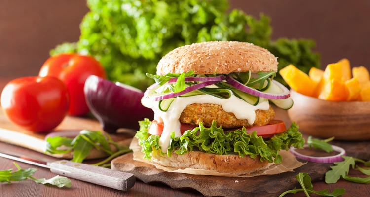 Vegetarischer Deluxe Karotten-Haferflocken-Burger